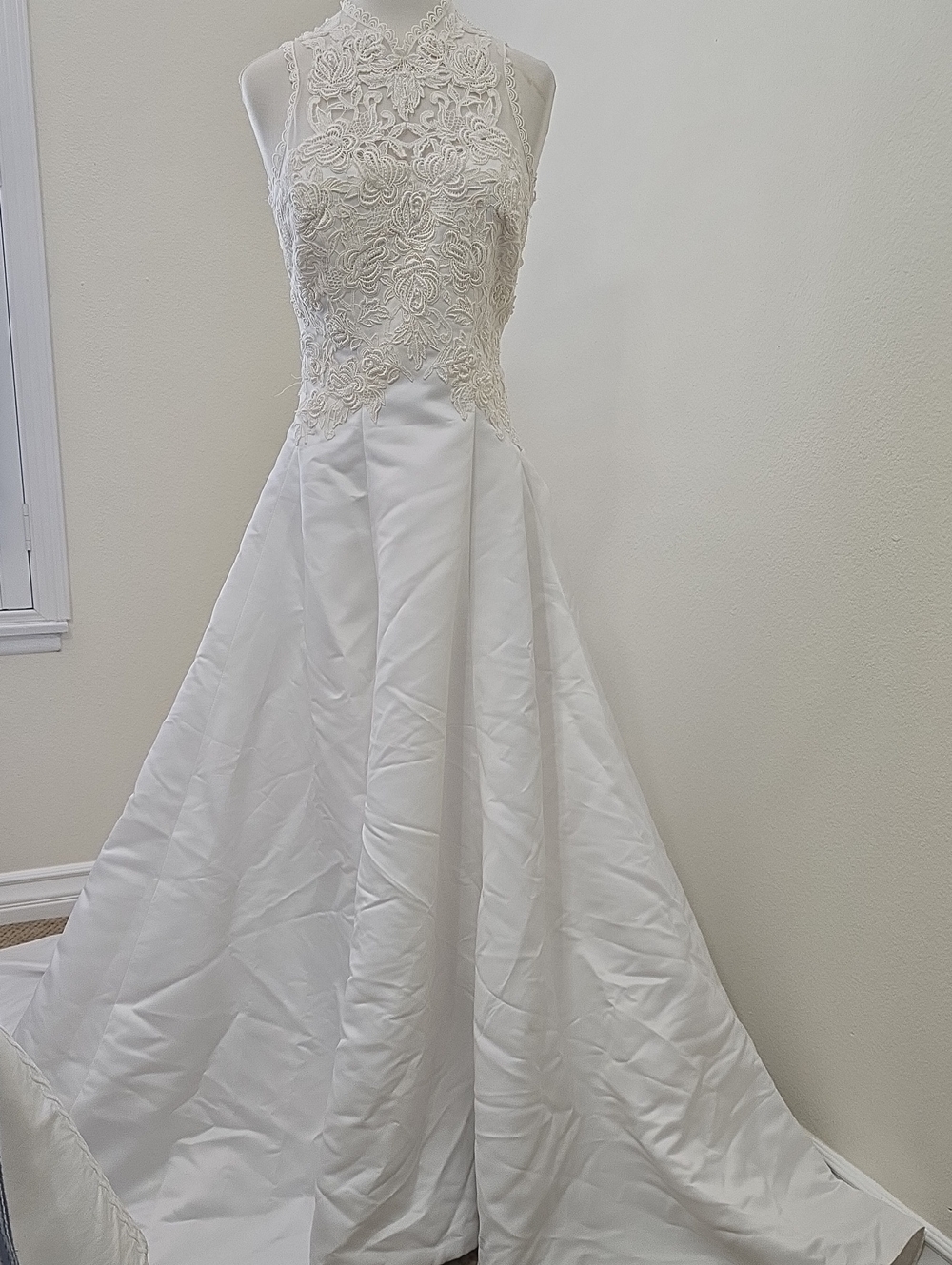Bonny Vintage High-Neck White Lace Bodice A-Line Bridal Gown 12( See Measurement